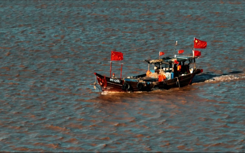 黄河里的一只小渔船