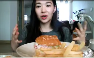 Скачать видео: 【英文吃播 美女挑战四个芝士汉堡】 4 Cheese Whopper