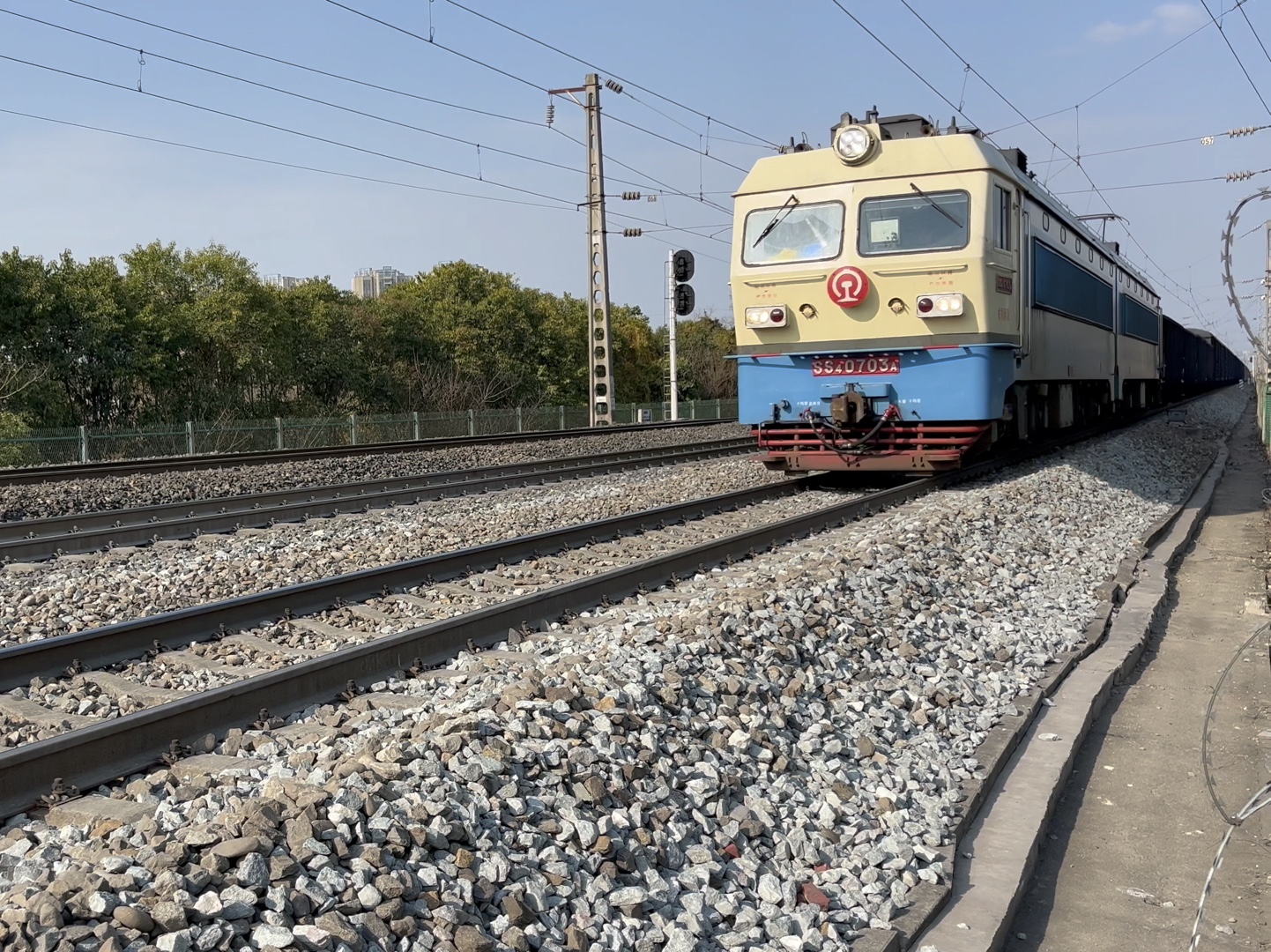 成局西段ss4 0703牵引混编货列成都北编组站发车通过