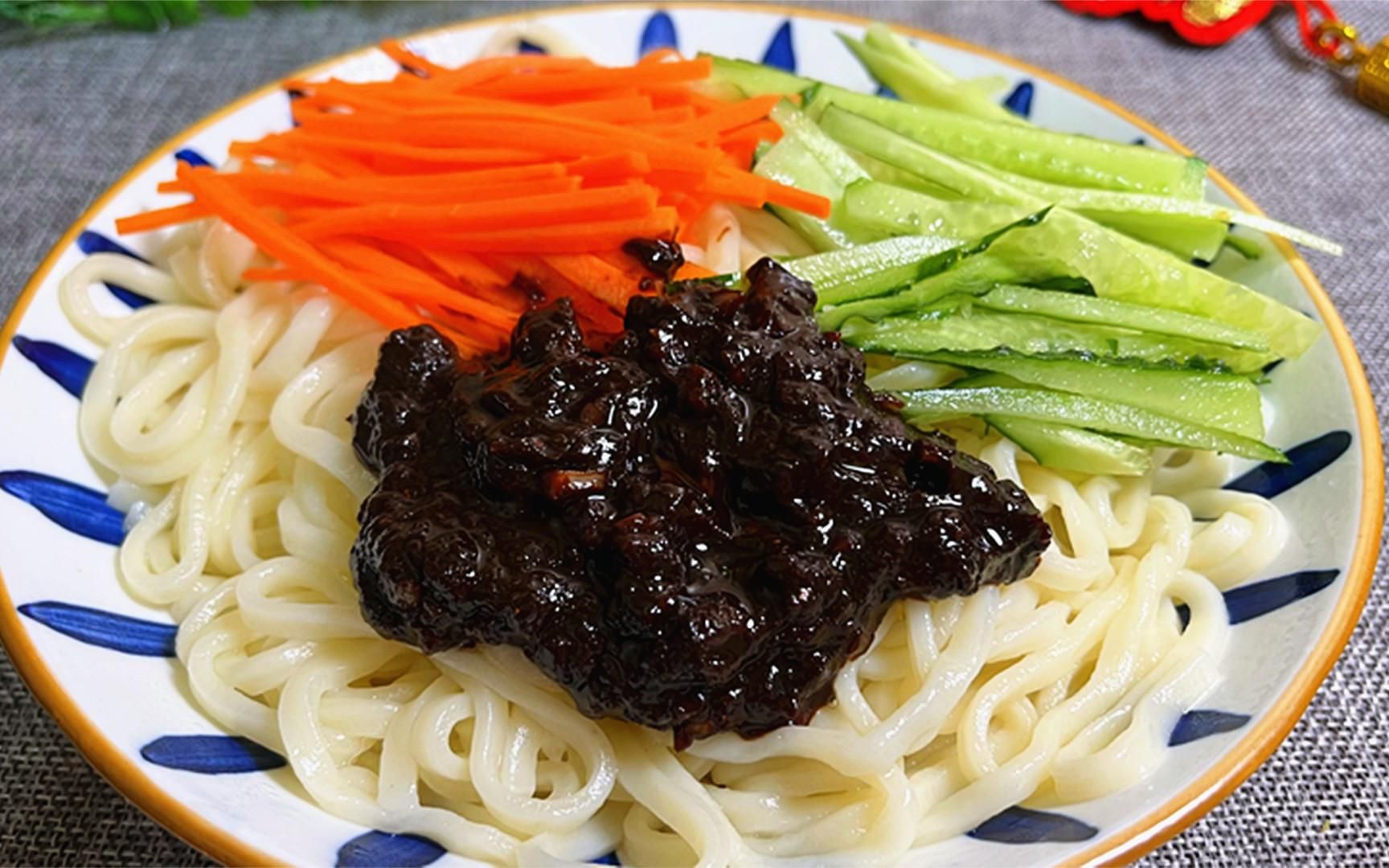 老北京炸酱面的正宗做法,40年面馆师傅教您,酱香浓郁,拌啥都香