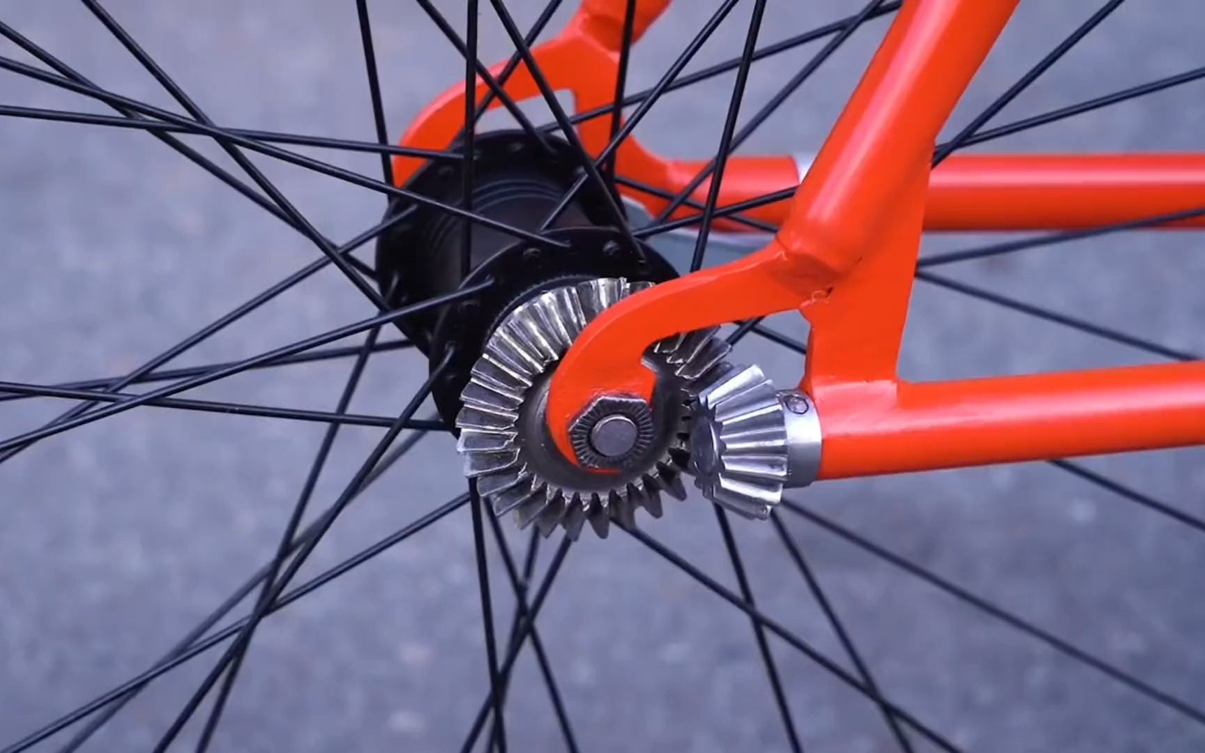 小伙相亲掉链子,于是发明了无链条齿轮传动自行车,时速可达50公里每