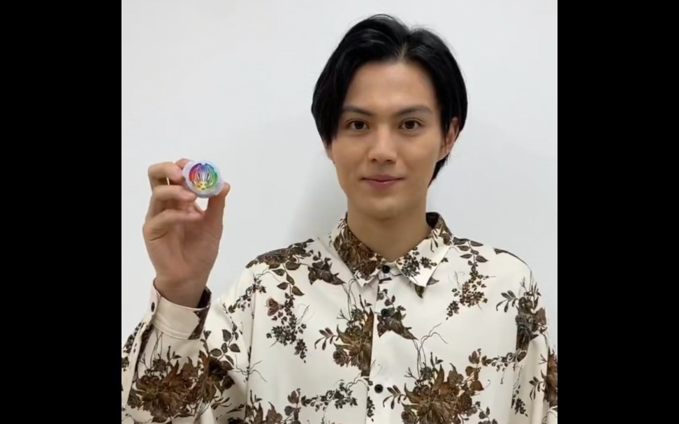 假面骑士极狐 浮世英寿扮演者 简秀吉 把玩剧场版蓝光碟限定附属 ge