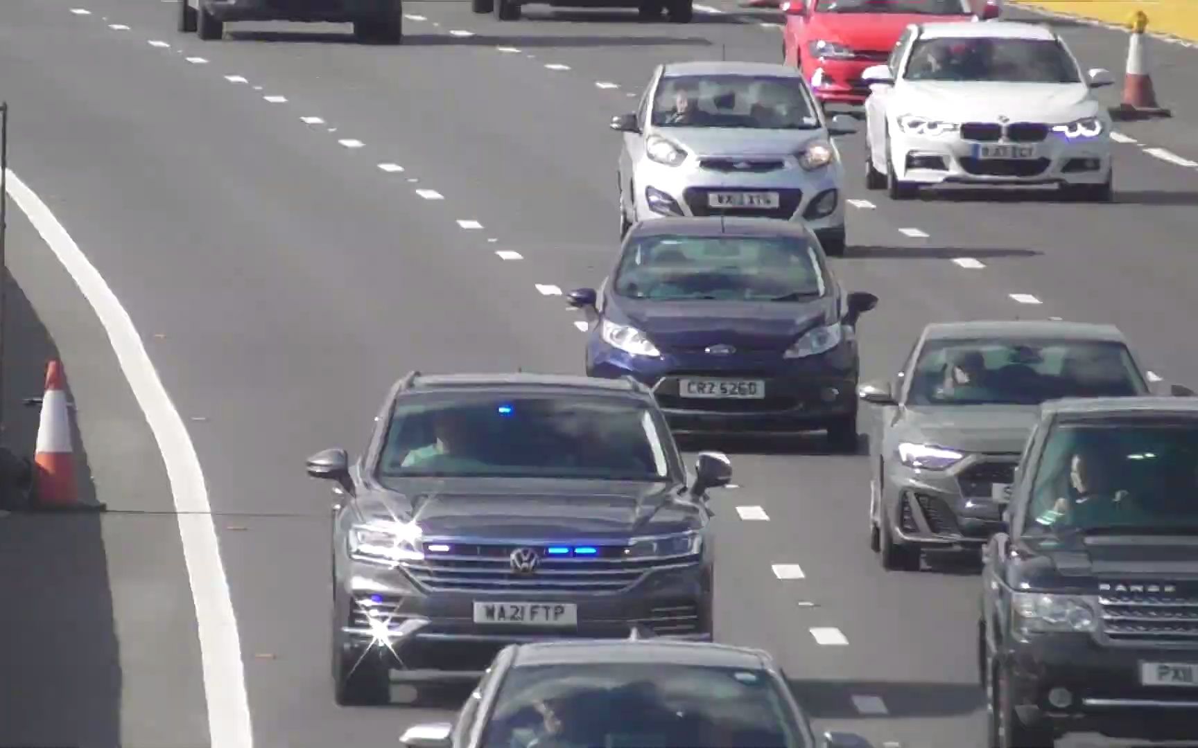 英国反恐特警大众途锐无标识警车出警