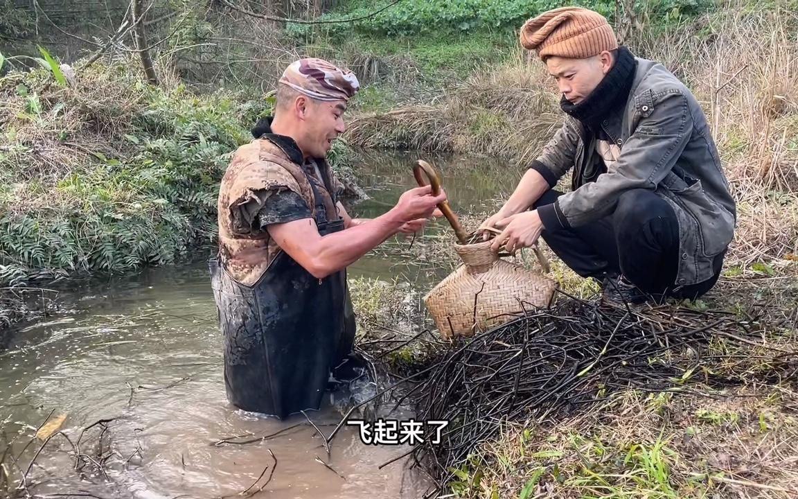 拐哥和财哥来到内江白马镇抓鳝鱼,没想到财哥也在打小姨妹的主意哔哩哔哩bilibili