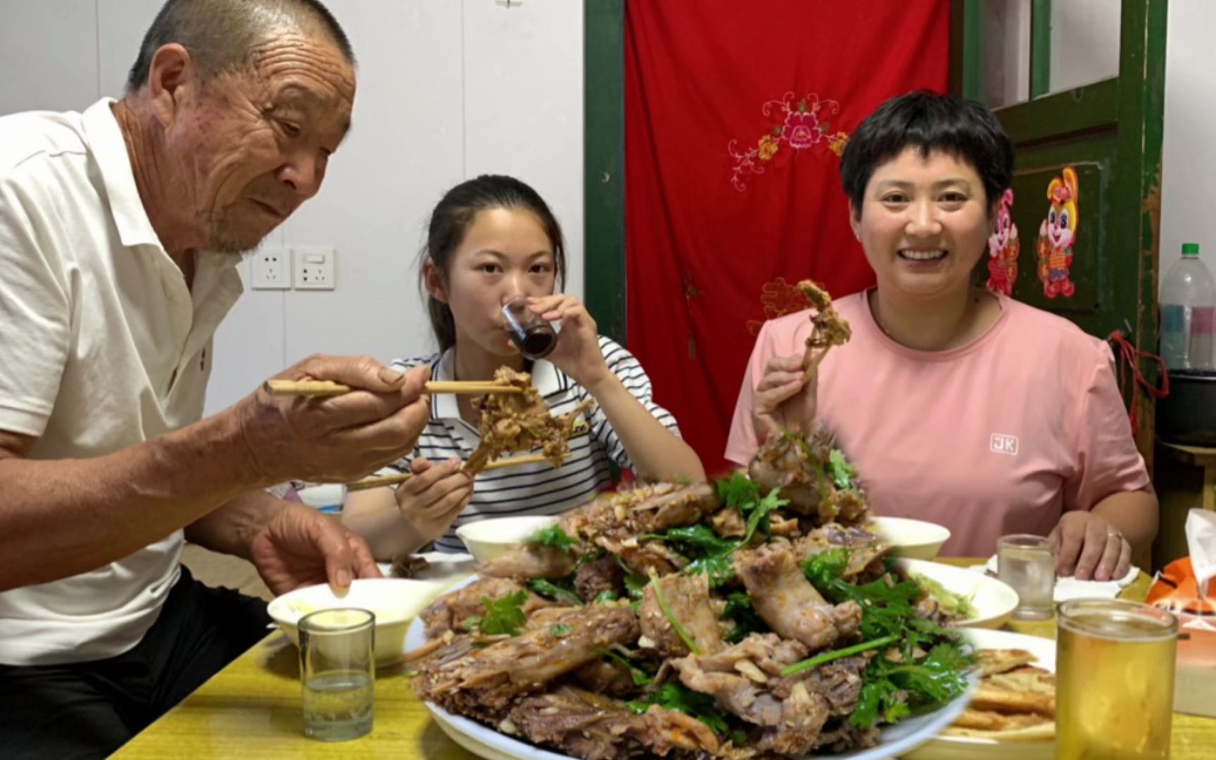 火遍大街小巷的凉拌鸡架家常做法,有滋有味,嘎嘎好吃哔哩哔哩bilibili