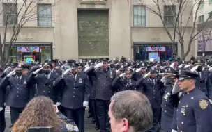 Download Video: 美国警察遭伏击殉职，纽约上万警察聚集悼念