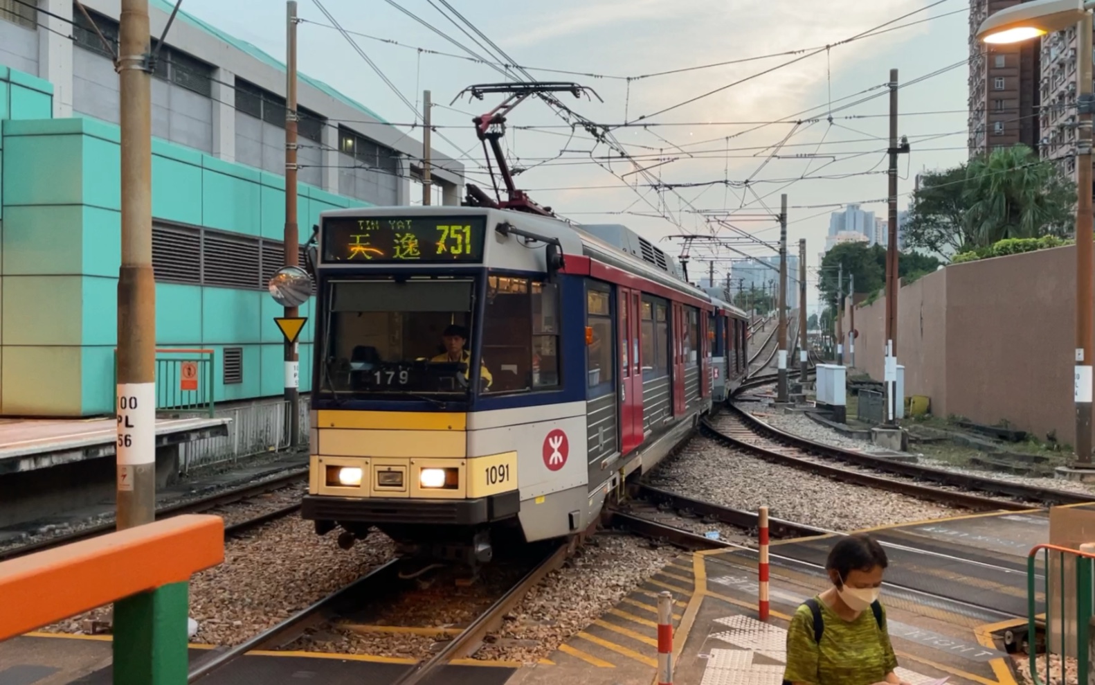 港铁轻铁兆康站5分钟内6班列车进站/驶离