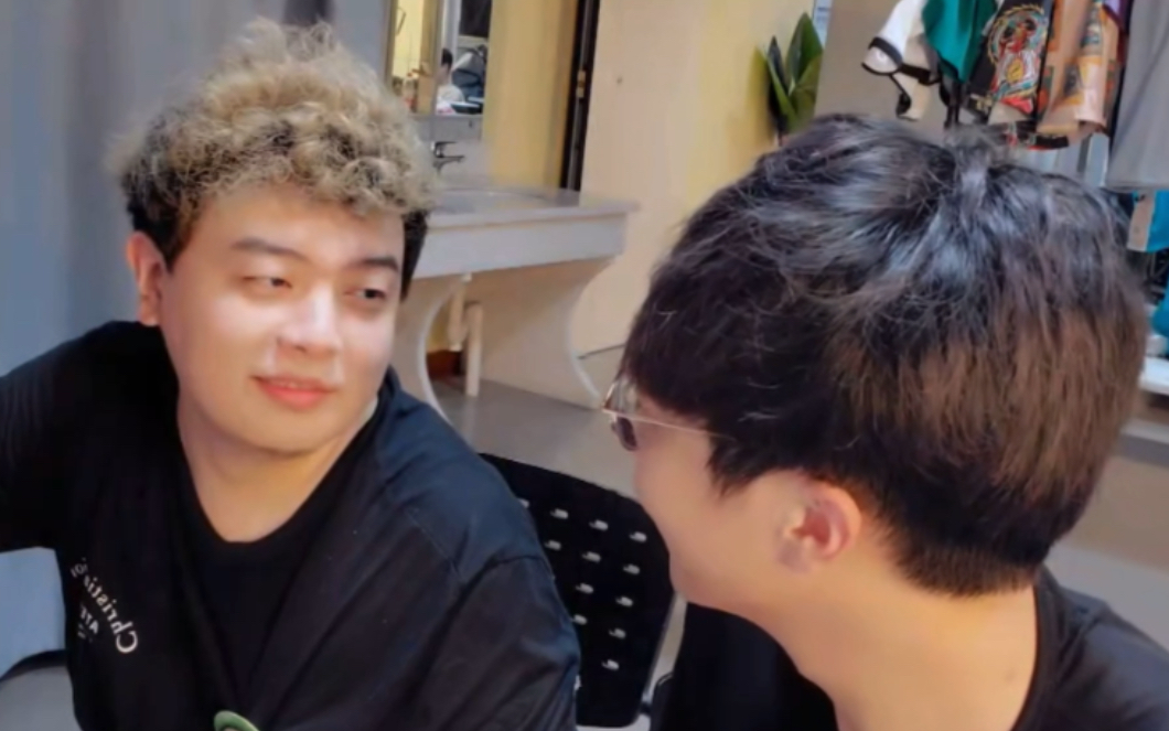 【歪怂】名场面 |舔嘴唇差点以为要亲(bushi_哔哩哔哩_bilibili