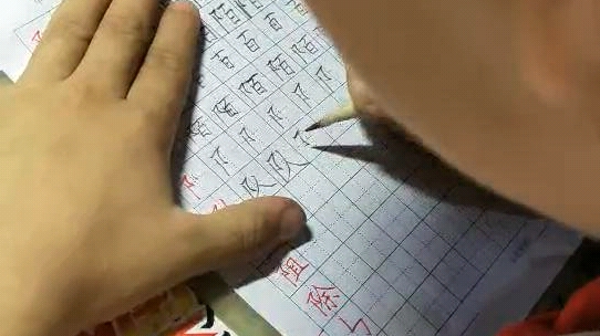 [图]认真书写的小朋友