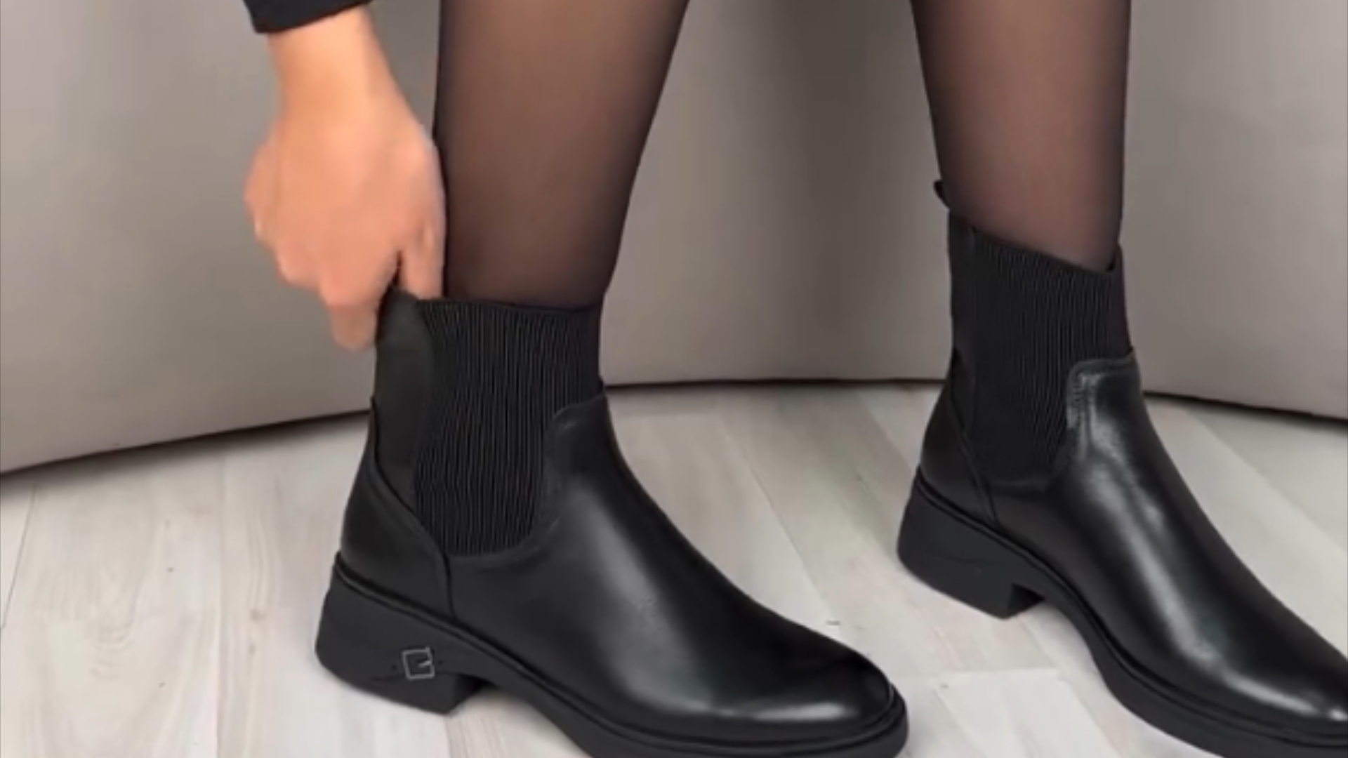 黑色短靴配黑丝