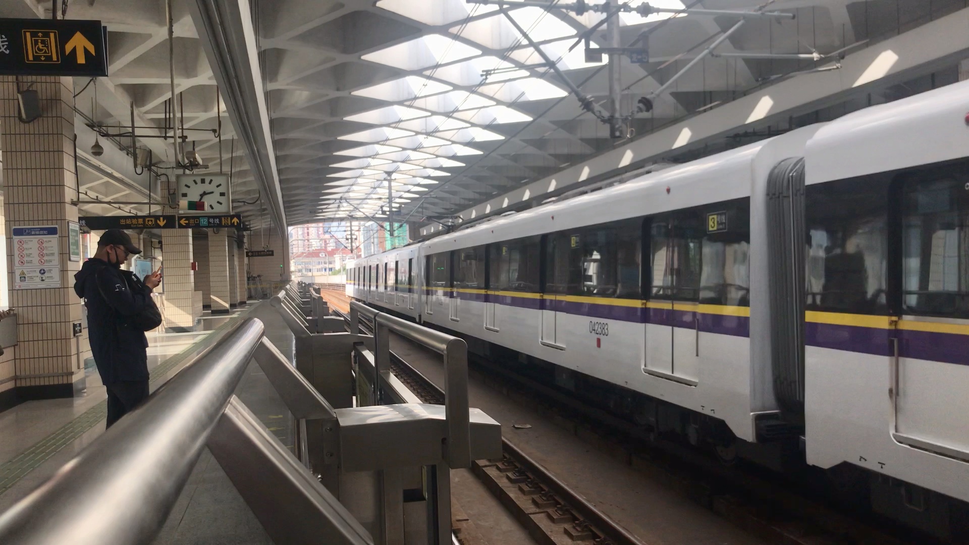 上海地铁3号线叛徒包公龙漕路出站