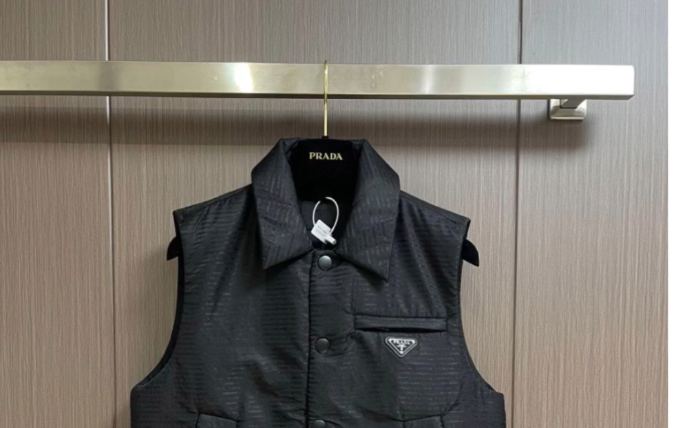 prada普拉达高仿新款暗纹满logo尼龙三角标马甲