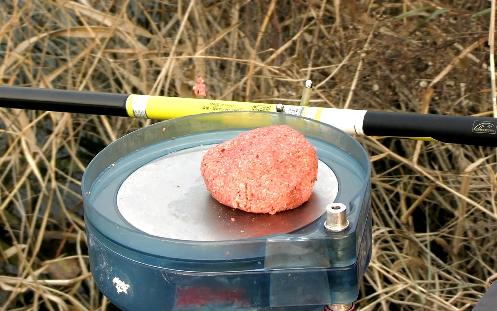 野钓鲫鱼拉饵这样开饵料状态好饵团饱满好入口鱼获翻倍