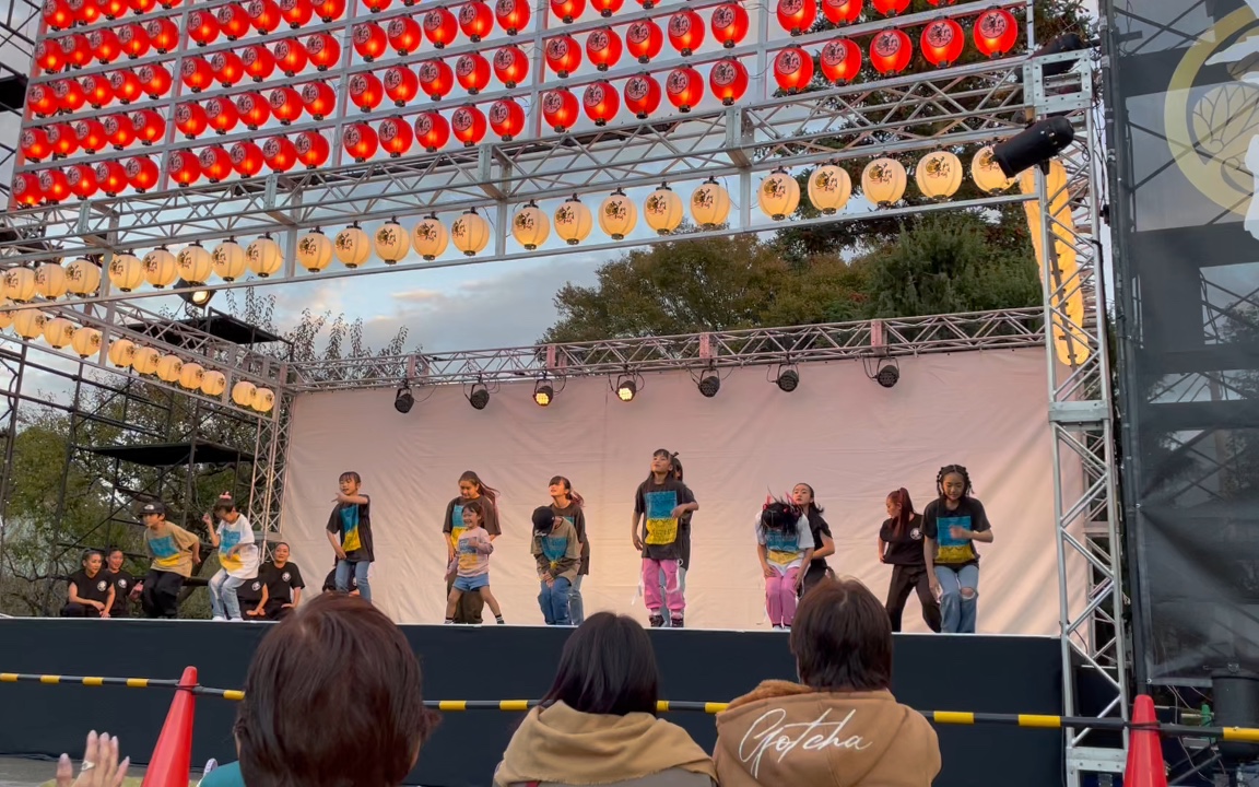 [图]日本小学生大祭日的群舞