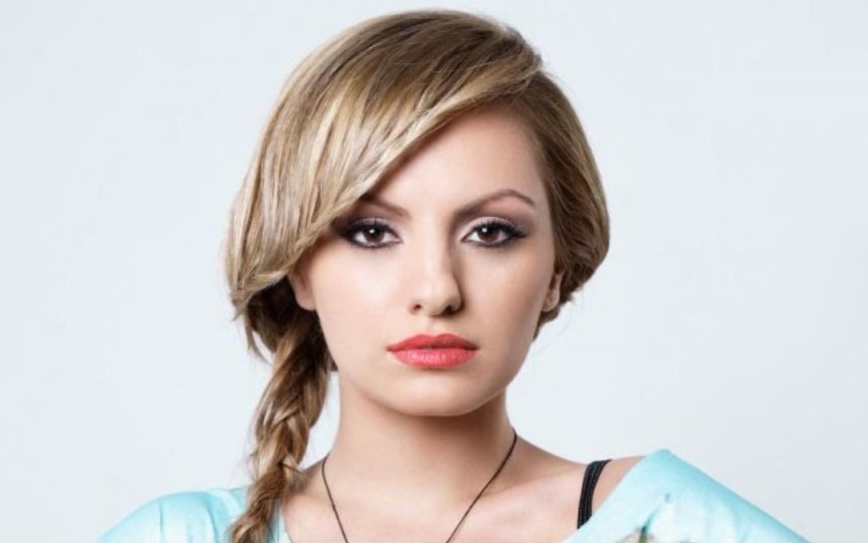 曾获最佳欧洲艺人奖 alexandra.stan - back