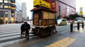 下载视频: 日本街头小吃摊，60岁摊主不怕辛苦营业到凌晨2点，顾客络绎不绝