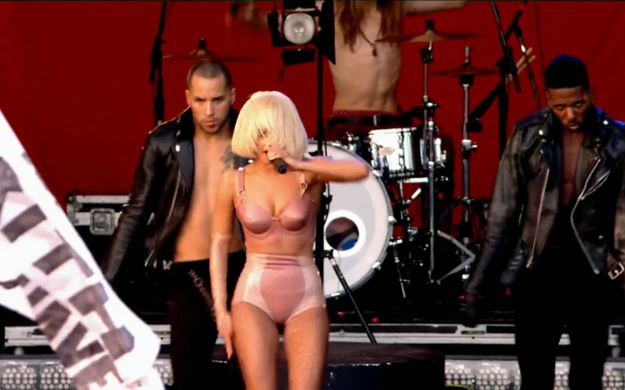 [图]【超嗨扑克脸】Lady Gaga - Poker Face (Live at Glastonbury Festival 2009)