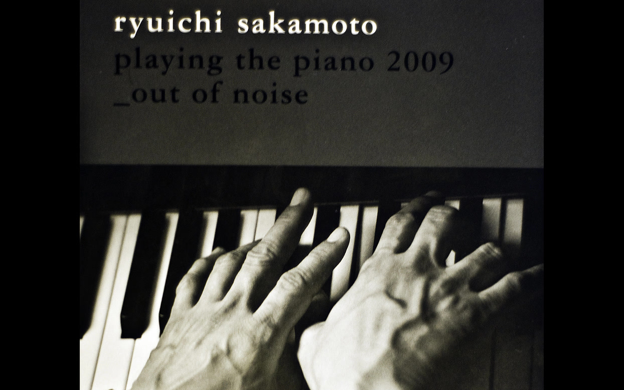 [图]坂本龍一《Ryuichi Sakamoto Playing The Piano 2009_Out Of Noise-Put Your Hands Up》