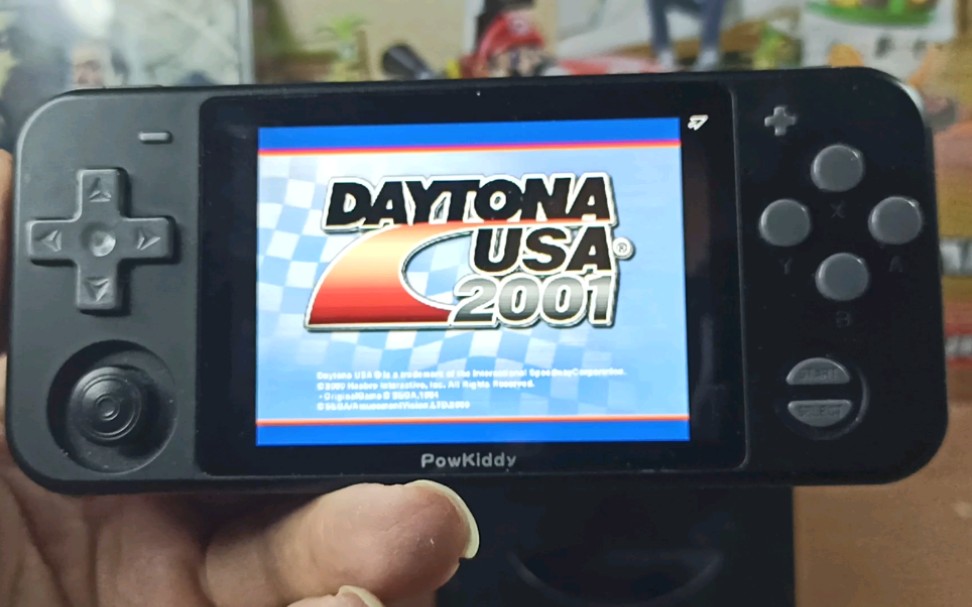 开源掌机rgb10:世嘉公司的dc赛车游戏《梦游美国》的演示.