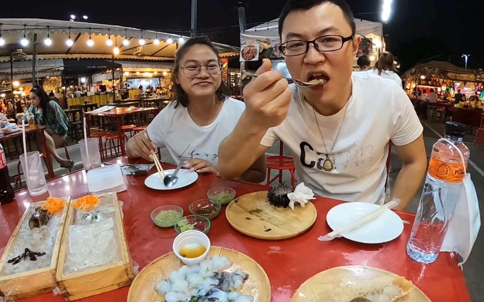 泰国老婆带我在夜市吃饭,一桌子全是生的,文化不同吃不到一块去