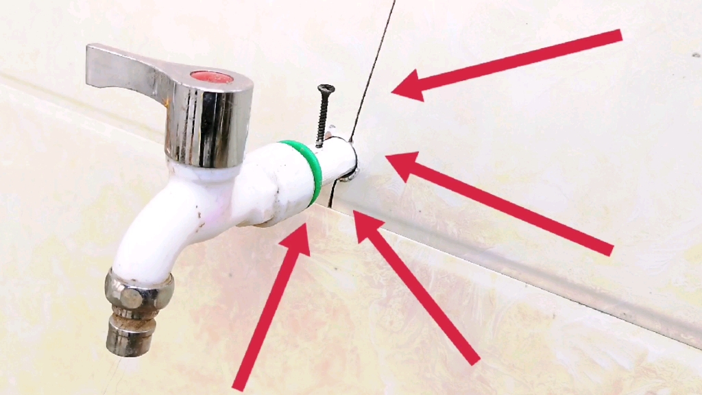 穿墙水管扎漏了,一直喷水止不住怎么办?教你用防水胶布轻松堵住哔哩哔哩bilibili