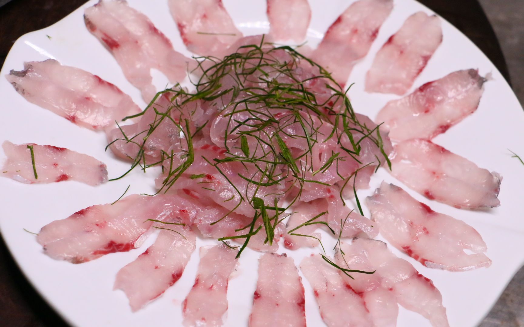 广西木马架生鱼片,连着骨头一起嚼真带劲,不愧是下酒的好菜