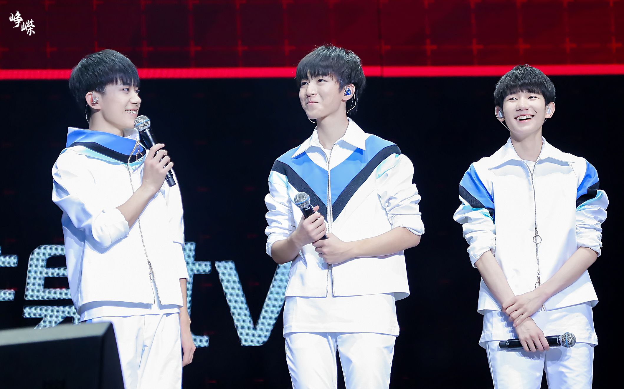 峥嵘饭拍tfboys三周年北京场读信环节