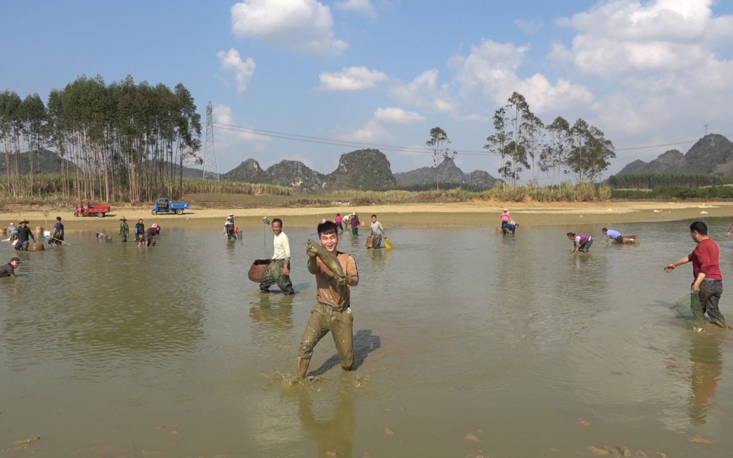 村里水库开放男女老少都跑来抓鱼,小伙徒手狂抓几百斤鱼,真过瘾