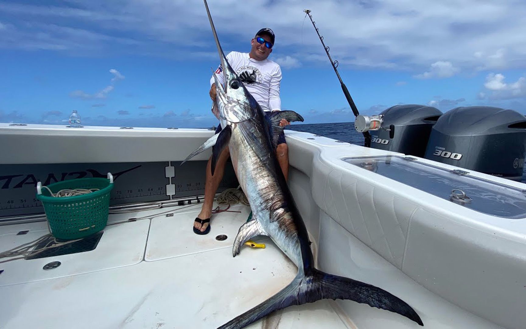 美国人开派对,到海里钓一条百斤旗鱼,切成大块烤着吃!