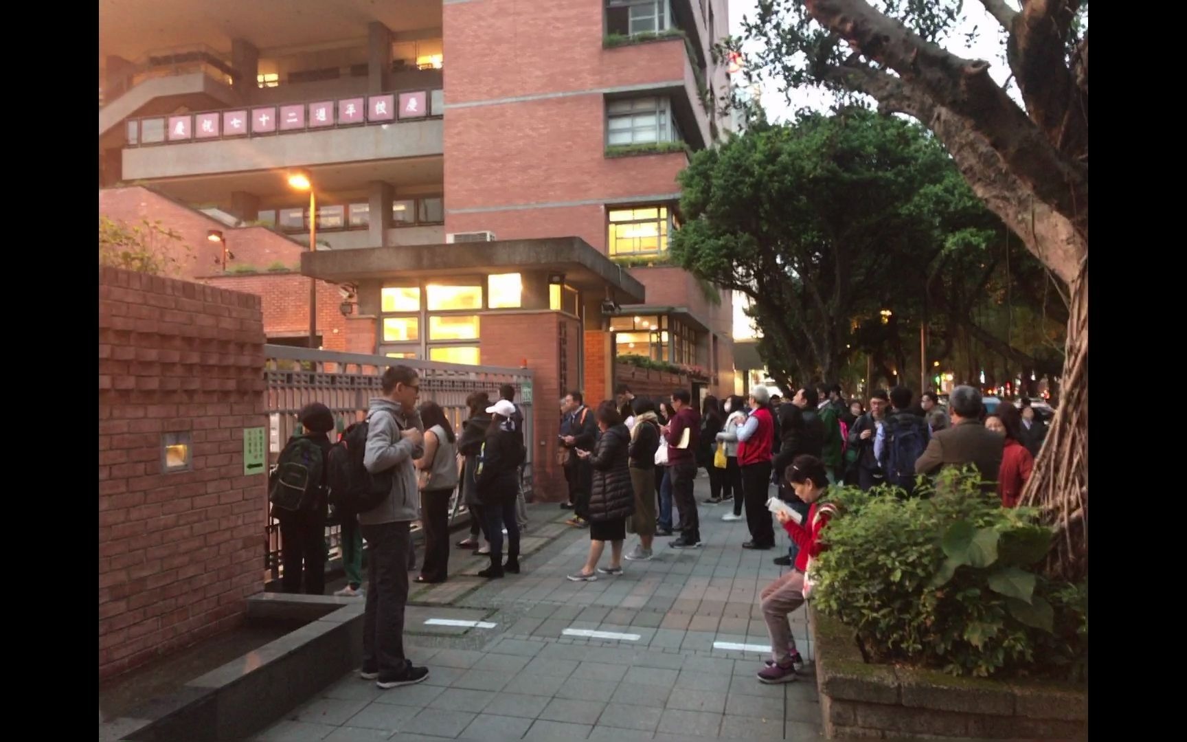 台北贵族学校门口的爸爸妈妈vlog142