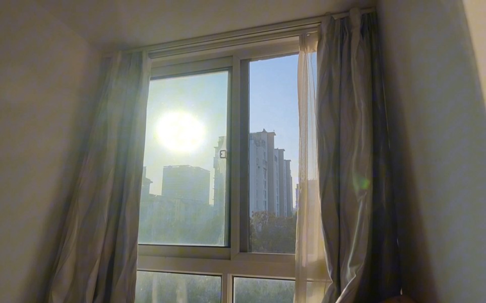 冬天坐在窗户边晒太阳真舒服