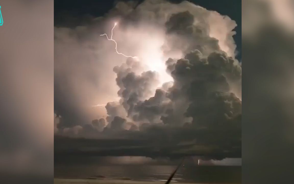 海面上突然电闪雷鸣,这场景犹如灾难电影中的末日现场哔哩哔哩bilibili