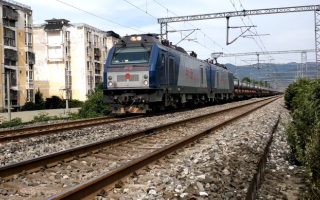 达成铁路,成局成段hxd2-1710认真做作业金堂站发车