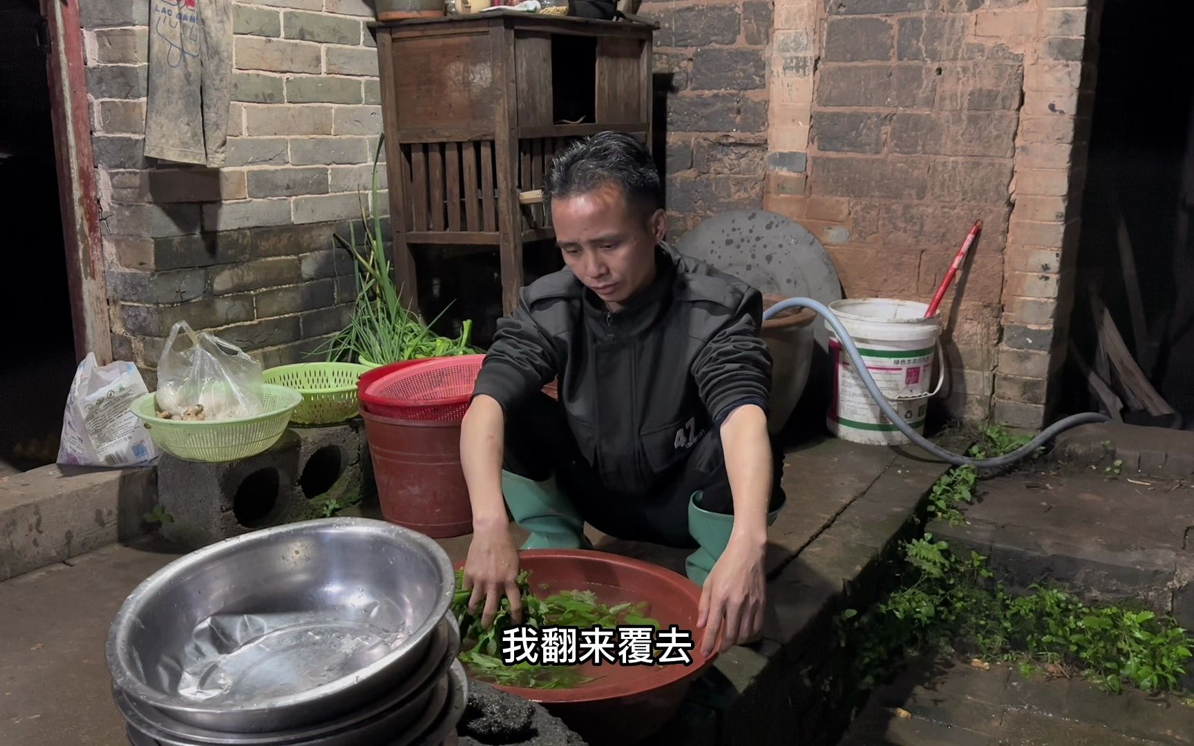 孤身光棍失眠了,半夜起来做个鸡蛋煮白花菜,喝一杯才能入睡哔哩哔哩bilibili