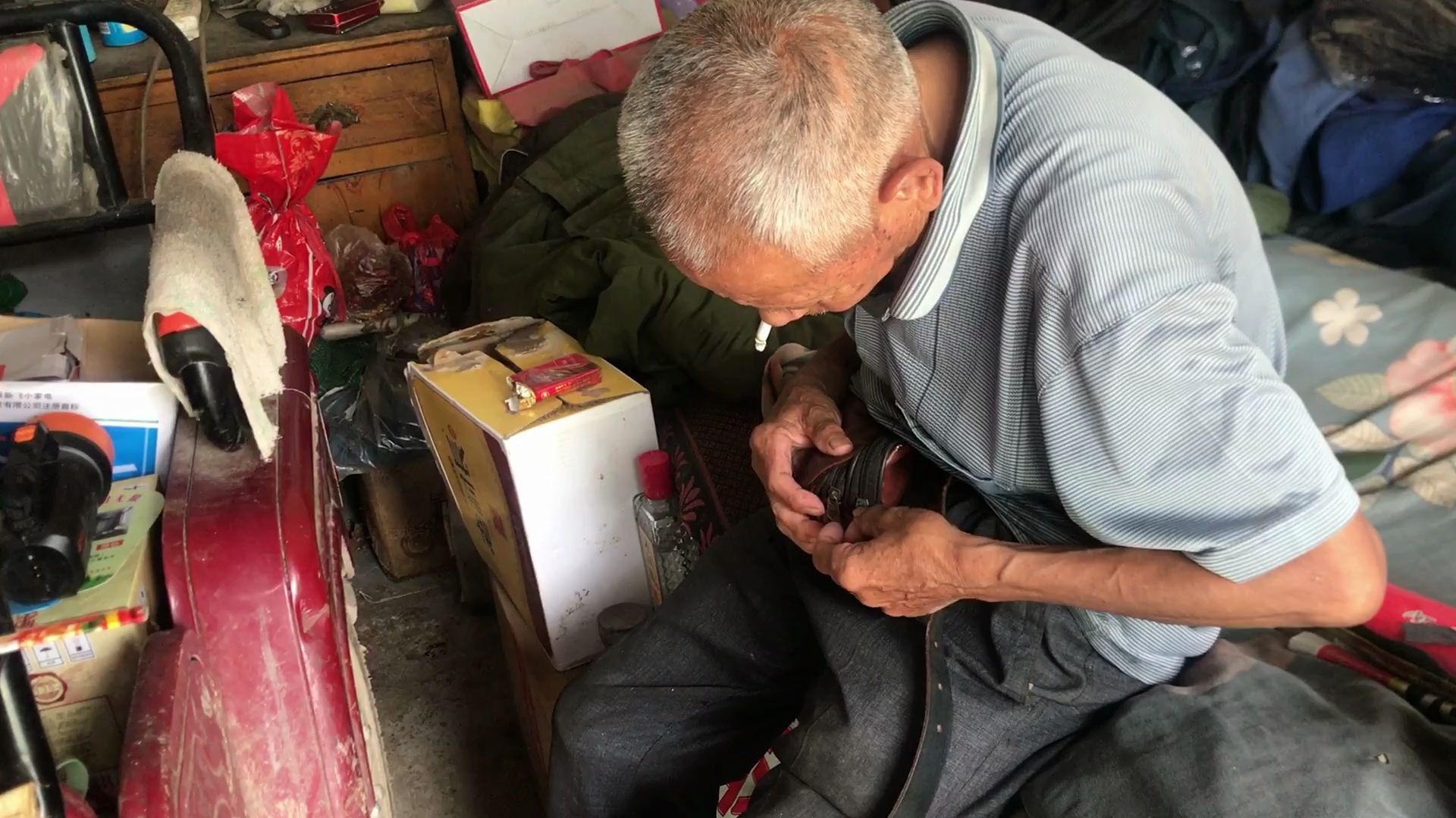 农村单身汉生活费是多少?比如80岁的海爷,一个多月就花两千块