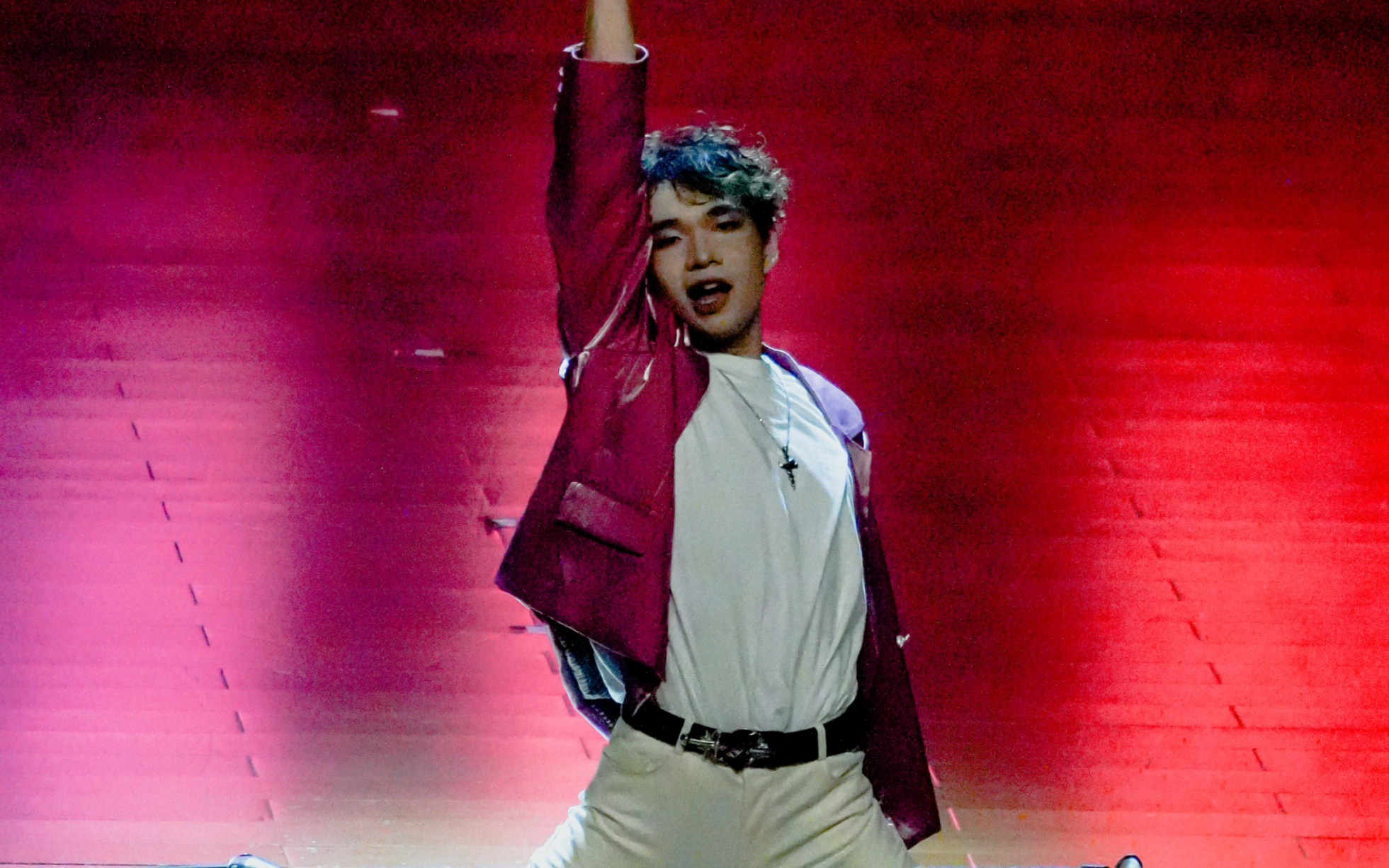 在舞台上做酷酷的ending pose会是什么样子呢——男大学生开学典礼