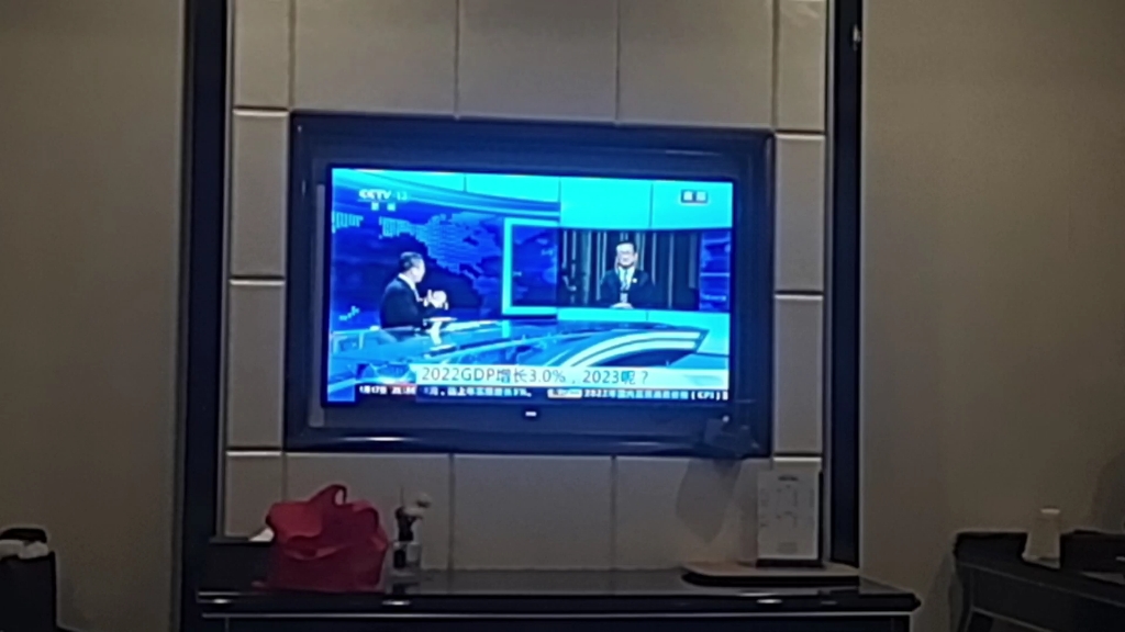 在内江甜城国际酒店看电视