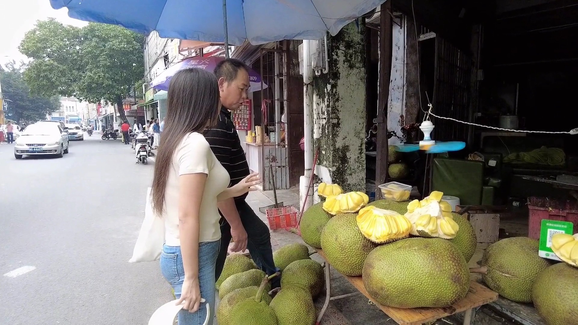 妹子在广东湛江买菠萝蜜,每天卖5000斤,最大的120斤,比我都大