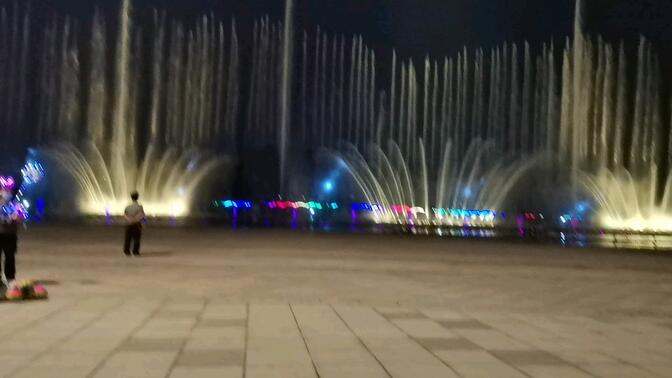 第一次来泰安西湖这边，晚上的喷泉惊艳到我了，背景是《千年等一回》。坐标是山东省泰安市岱岳区西湖喷泉！！！！！！