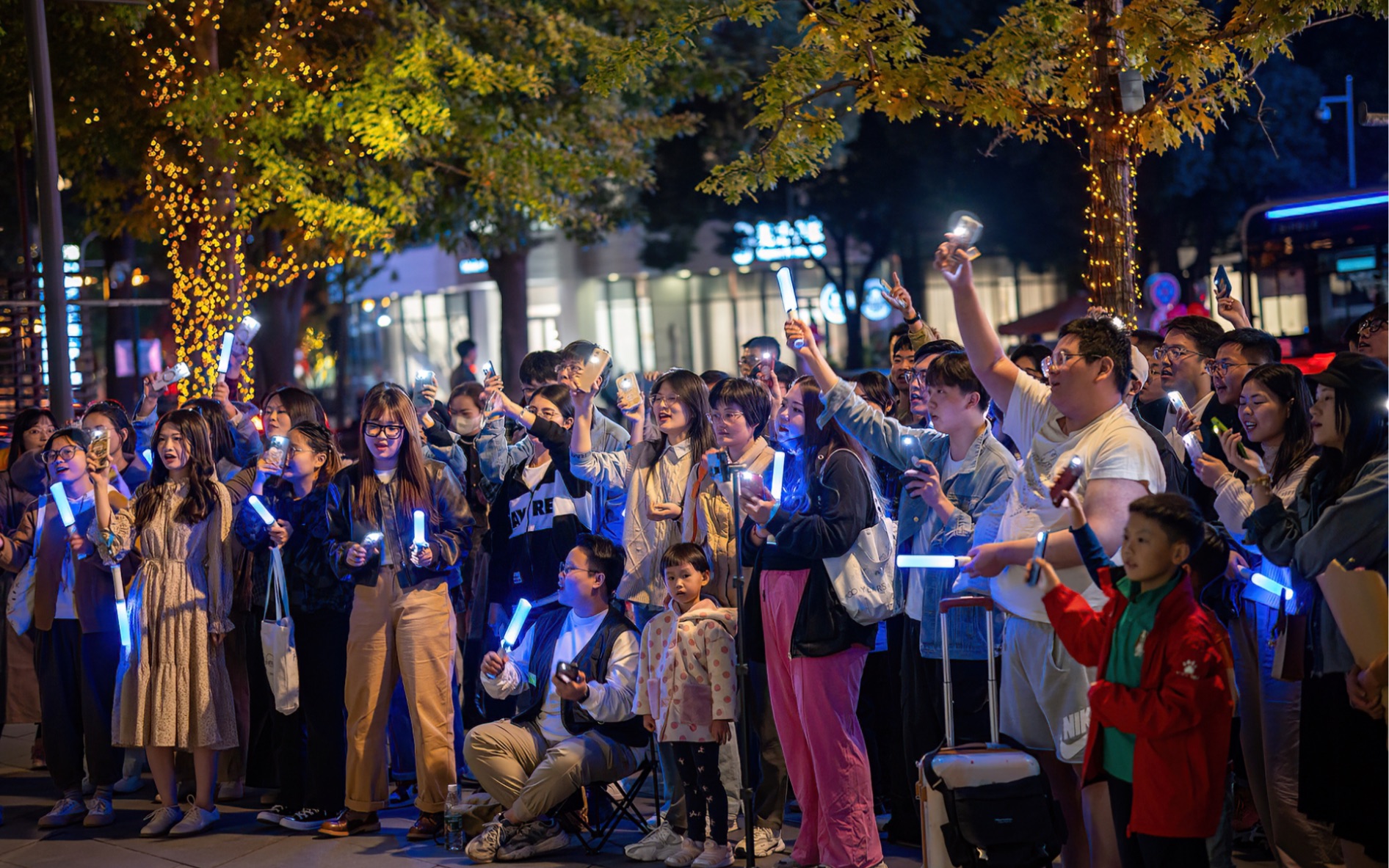 五月天 为你写下这首情歌 苏州海绵宝宝乐团 街头路演 吉他弹唱 诚品