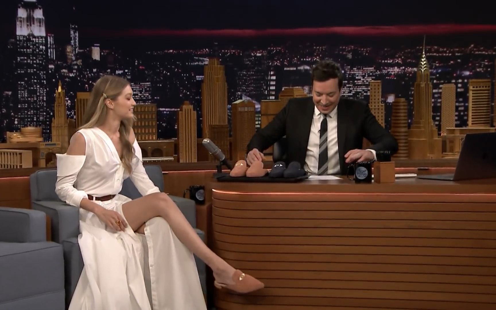 Gigi Hadid Gives Jimmy the Only Mens Pair of Her EyeLoveMore Mules哔哩哔哩bilibili