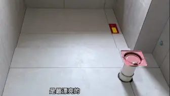 卫生间贴一米二大砖，墙地三面通缝铺贴，老张说第四面对缝没意思