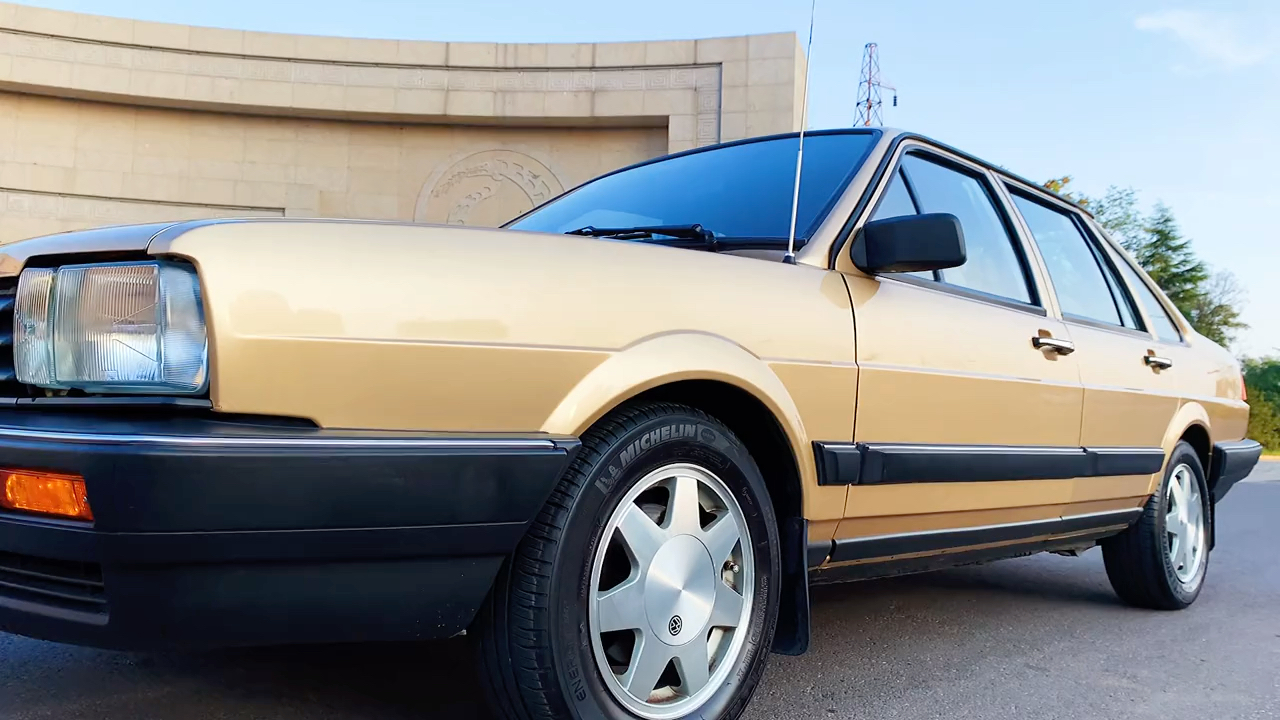 香槟色经典桑塔纳