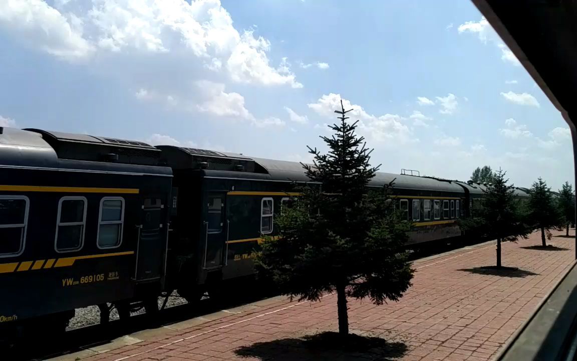 曾经的k7397次列车快速通关沈吉线黑山头车站(2017年拍摄)