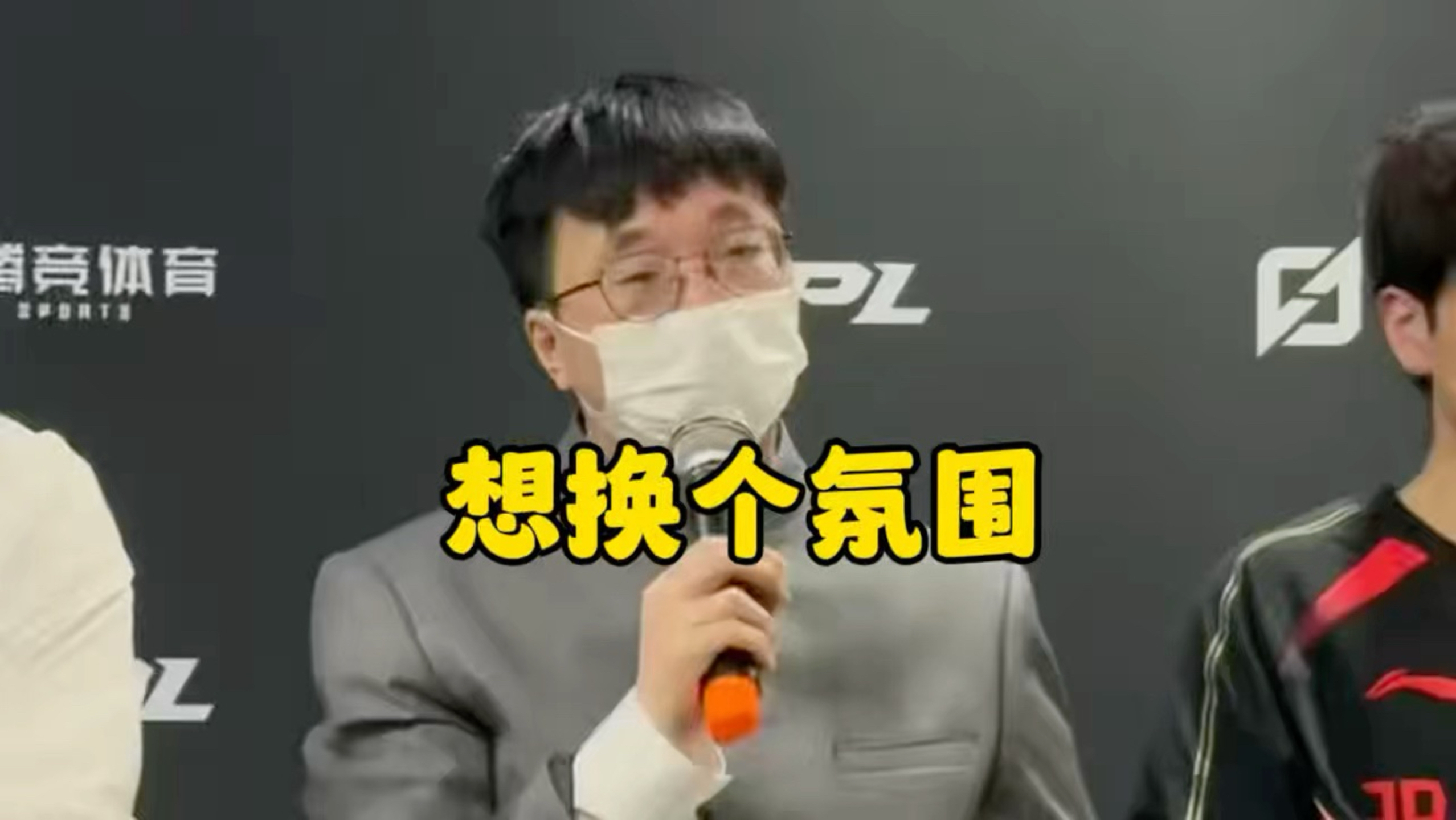 爆了！JDG不敌LGD赛后采访Tabe彻底红了并回应换人：第二句我们进攻方面有点拖沓，我想换一个团队氛围！我们最大的问题就是滚雪球能力！