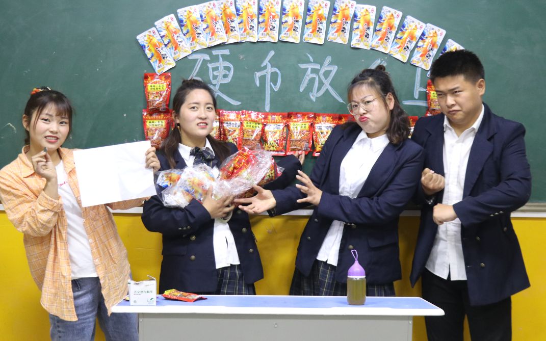 [图]校园剧：硬币立在纸上不能掉下来，看女学霸怎样解决，这操作真神