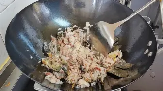 下载视频: 把鱼肉捣烂 再炒一炒，解锁鲫鱼新吃法，保证吃不到一根鱼刺。厉害