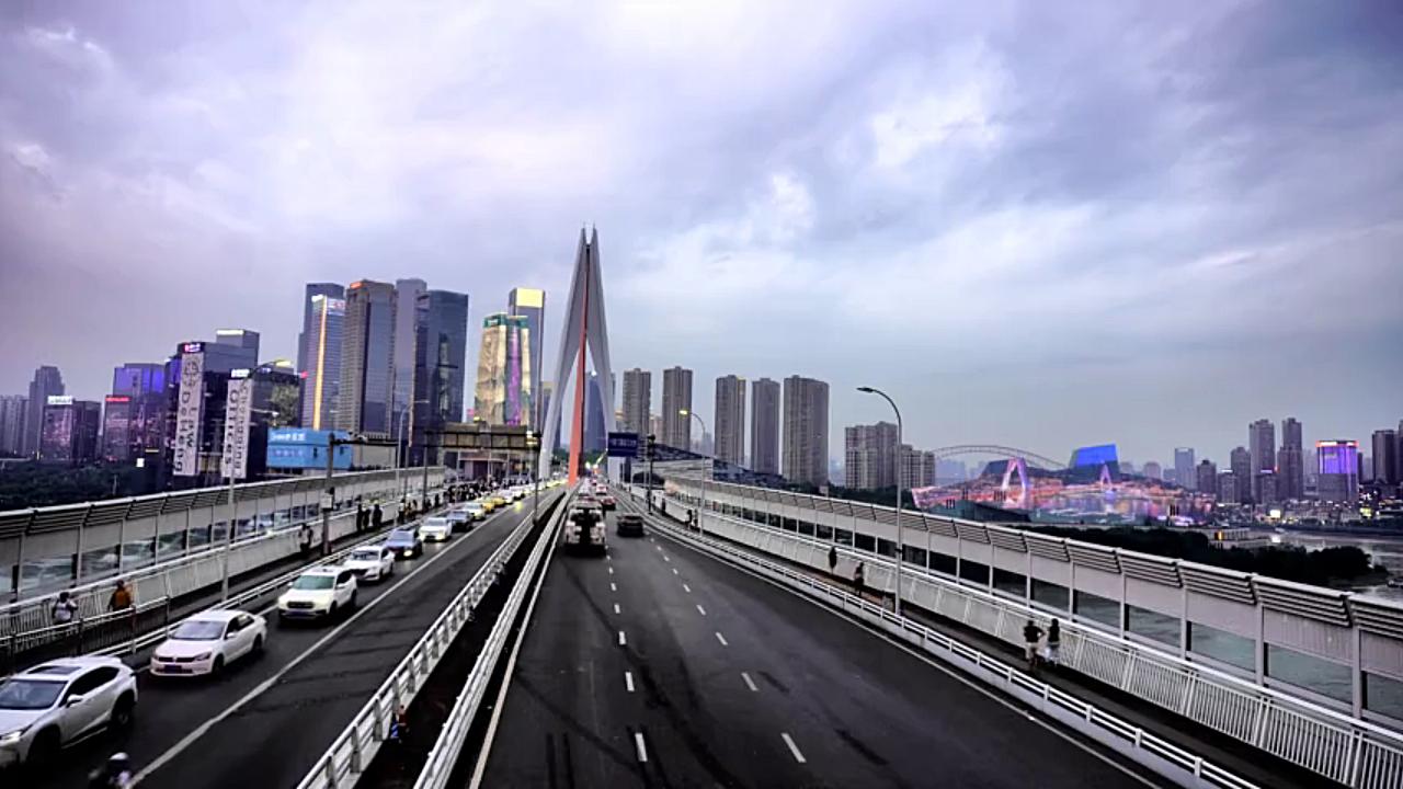 中国重庆千厮门大桥车流和夕阳