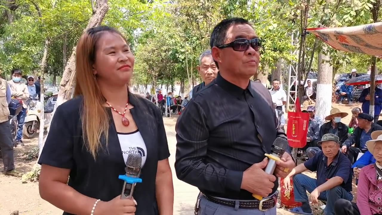 云南山歌大哥那个看你嘛身穿黑,衣服黑了皮肤白.