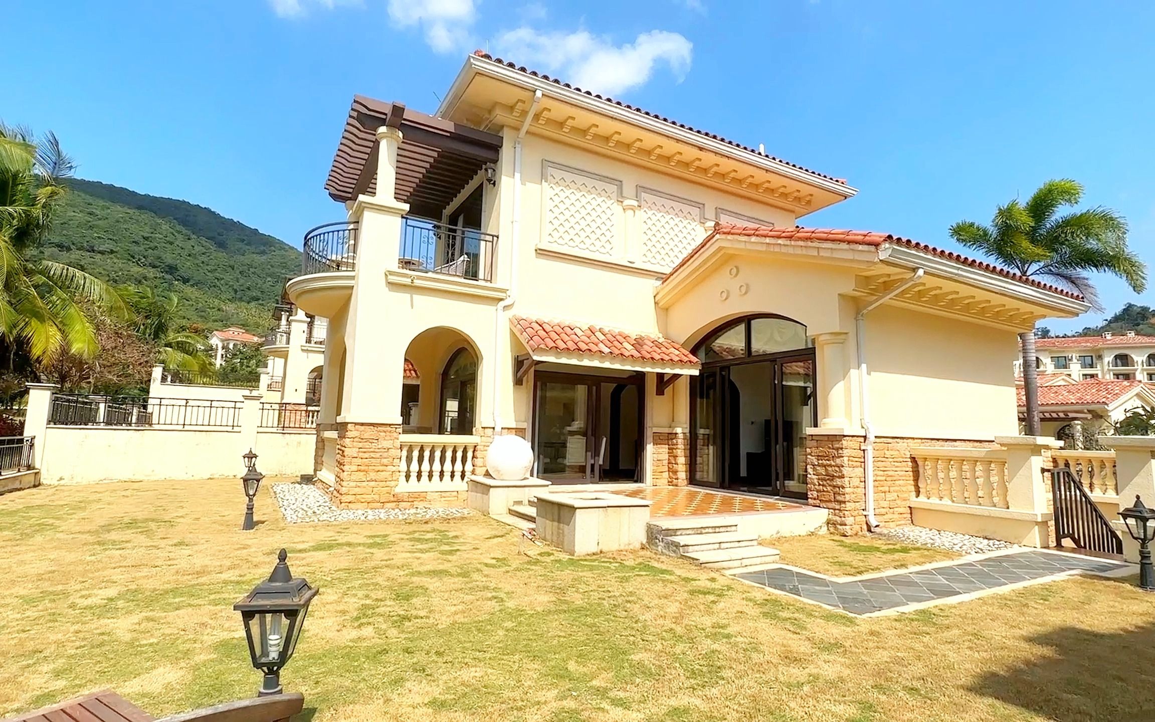 果断放弃三亚,到万宁拿下125平庄园别墅,带300平大花园,养老太赞了